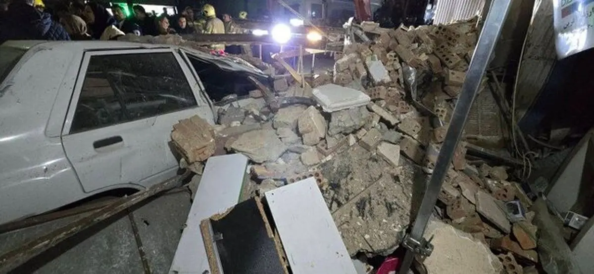 ریزش ساختمان در یافت آباد؛ نجات زنده ۴ نفر از زیر آوار