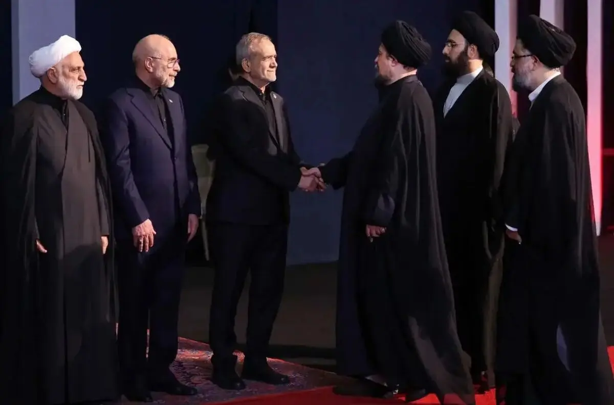 توضیح سرپرست حرم امام درباره عدم شرکت سید حسن خمینی در مراسم اقامه نماز بر پیکر رهبر شهید/ آیه‌ای که یادگار امام شنید و مراسم وداع را ترک کرد، چه بود؟