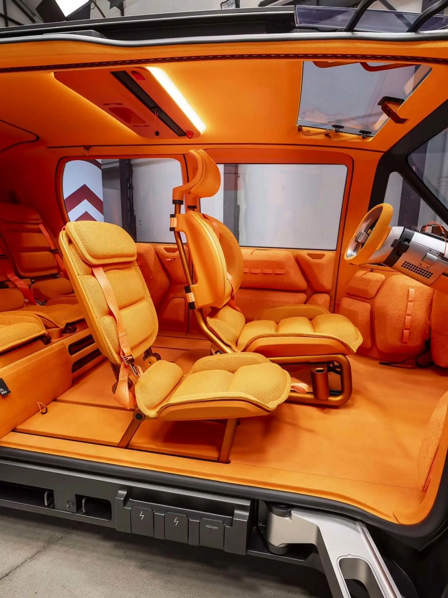 تصاویر رسمی منتشر شده از کانسپت ۲۰۲۵ سیتروئن ELO (Citroen ELO) که یک خودروی کامپکت، همه‌کاره و دارای طراحی نوآورانه با قابلیت تطبیق برای کار، استراحت و بازی است و به عنوان یک مدل «خانه روی چرخ» توسط شرکت سیتروئن معرفی شده است.