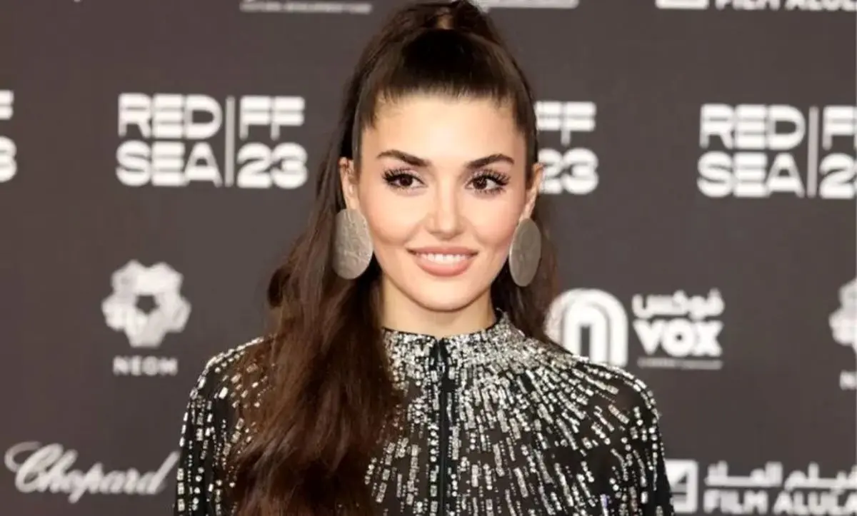 هانده ارچل بازیگر مشهور ترکیه در کنار خواهرش