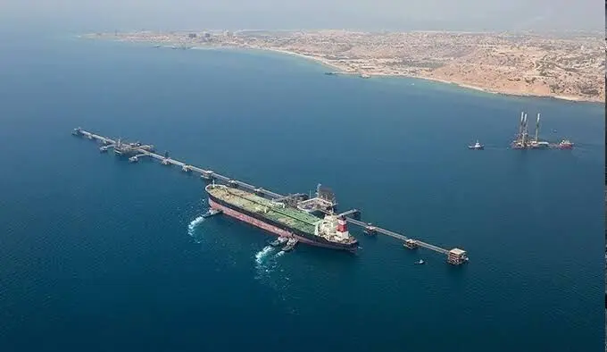 نفتکش ایرانی در جزیره خارگ هدف حمله موشکی آمریکا قرار گرفت/ هم اکنون عملیات تخلیه این نفتکش در حال انجام است