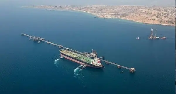 نفتکش ایرانی در جزیره خارگ هدف حمله موشکی آمریکا قرار گرفت/  عملیات تخلیه این نفتکش در حال انجام است