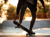 اسکیت سواری بین خودروها در خیابان/ ویدئو