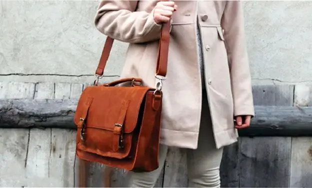 راهنمای جامع استایل با کیف بزرگ و اورسایز برای خانمهای خوش سلیقه