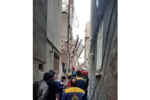 انفجار منزل مسکونی در مشهد؛ نجات مادر و کودک از زیر آوار