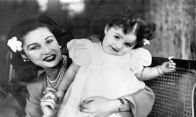 اولین همسرشاه در میان خواهر شوهرهایش