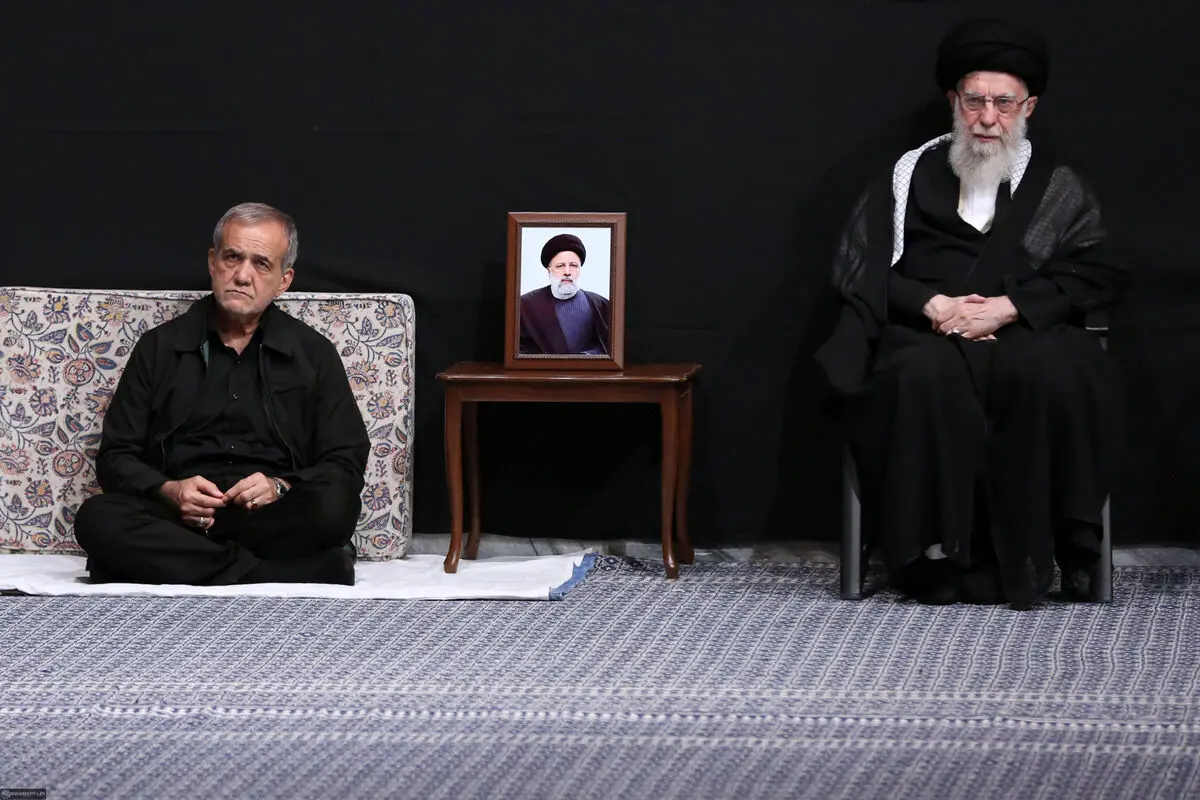 تصاویر بیشتری از پزشکیان در حضور رهبر انقلاب در مراسم عزاداری

