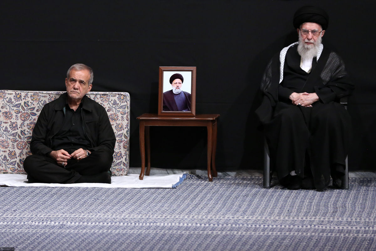 تصاویر بیشتری از پزشکیان در حضور رهبر انقلاب در مراسم عزاداری