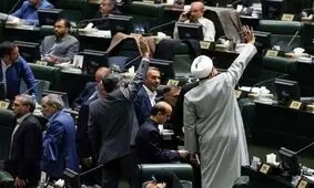 یک بام و دو هوای مجلس در برابر دولت؛ رادیکال ها تهدید به استیضاح و ترمیم کابینه می کنند