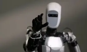 ربات انسان‌نما که در کنار کارگران بار‌ها را جابجا می‌کند/ ویدئو