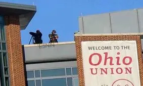 استقرار تک تیرانداز بر بام برخی از خانه در اطراف دانشگاه های بزرگ آمریکا