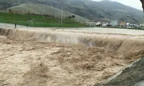 سقوط موتوری و نجات آن در سیل مشهد/ ویدئو