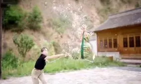 این بانوی خطرناک با سلاح عجیبی که دارد/ ویدئو