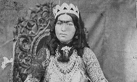  سفر در زمان؛ انیس الدوله، سوگلی ناصرالدین شاه با عروسک اش؛ سال 1258/ عکس

