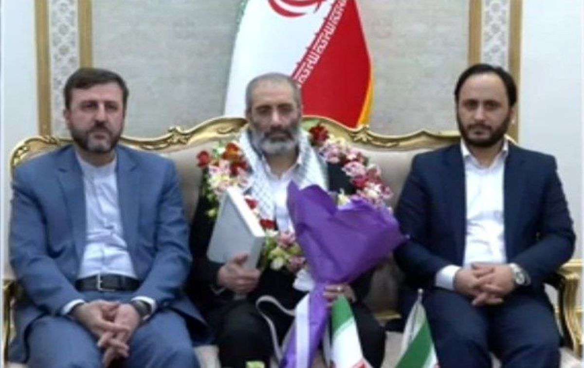 میانجیگری عمان نتیجه داد؛ «اسدالله اسدی» آزاد شد/ «اولیویه واندکاستیل» از تهران به مسقط منتقل شد/ ویدئوی اولین تصاویر از اسدی در خاک ایران