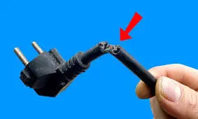 روشی ساده برای تعمیر دو شاخه برق جدا شده از سیم/ ویدئو