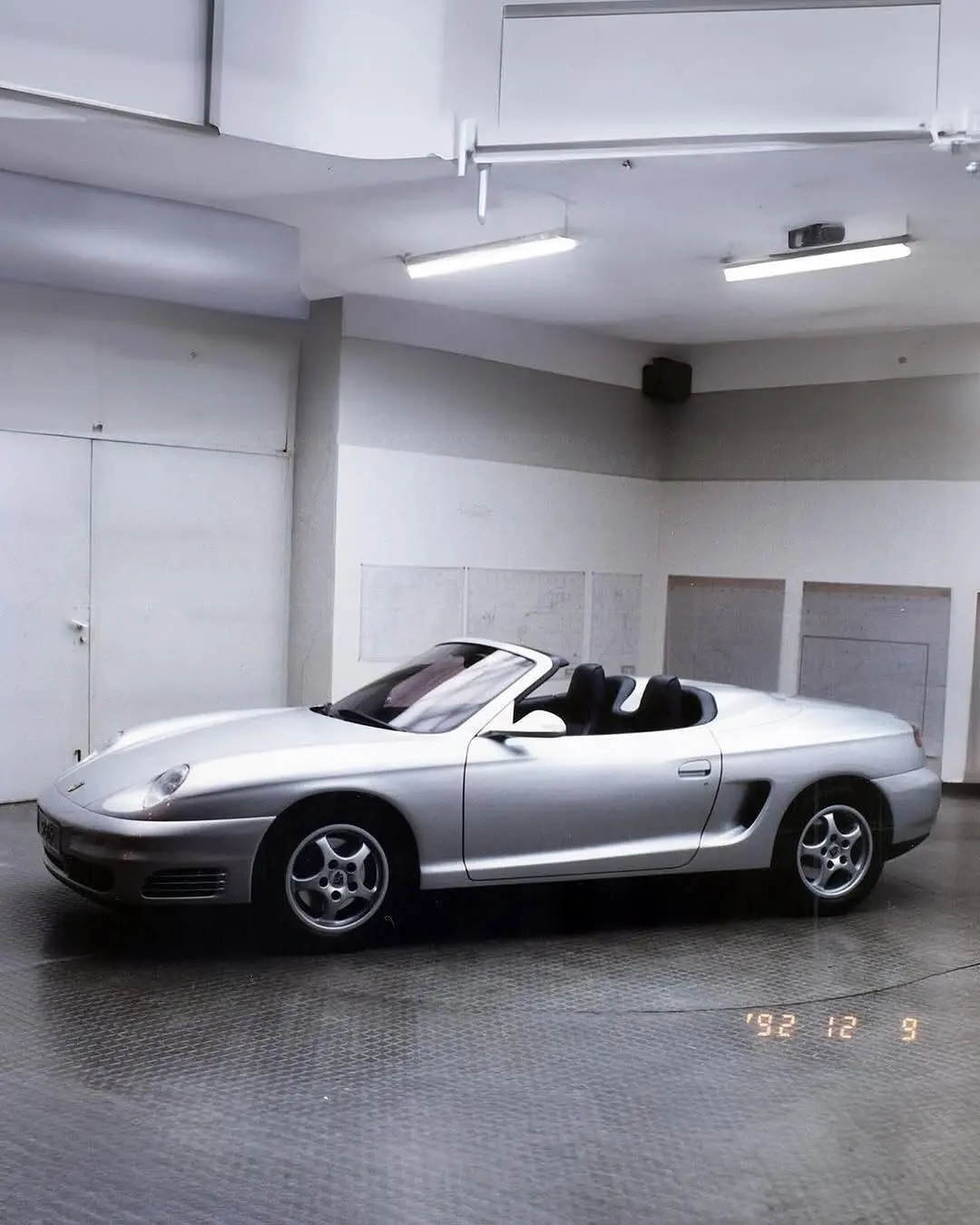 تصویری از طرح‌های پیشنهادی شرکت طراحی برتونه برای خودروهای اسپرت پورشه ۹۱۱ (کد ۹۹۶) و پورشه باکستر (کد ۹۸۶) مربوط به سال ۱۹۹۲؛ این طرح‌ها نمایانگر تلاش پورشه برای صرفه‌جویی در هزینه‌ها از طریق اشتراک‌گذاری قطعات بین دو مدل در دوران بحران مالی هستند.