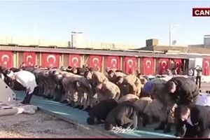 ویدئویی خنده‌دار از نماز عید فطر خواندن ارتشی‌ها در ترکیه