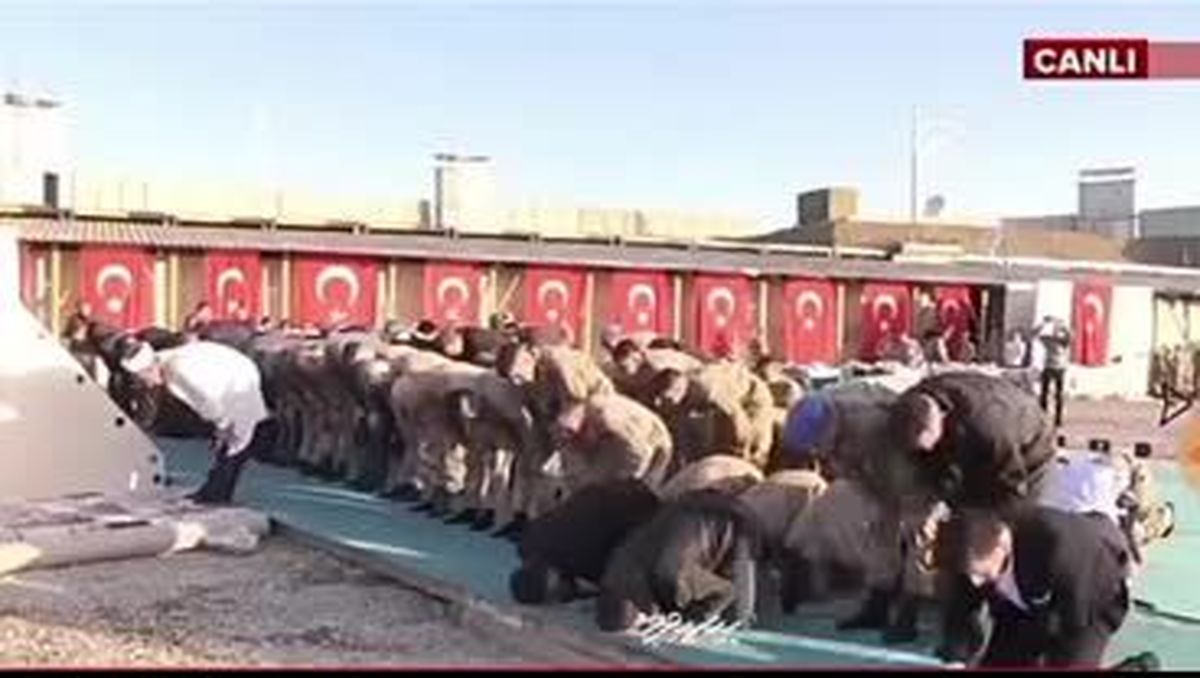 ویدئویی خنده‌دار از نماز عید فطر خواندن ارتشی‌ها در ترکیه