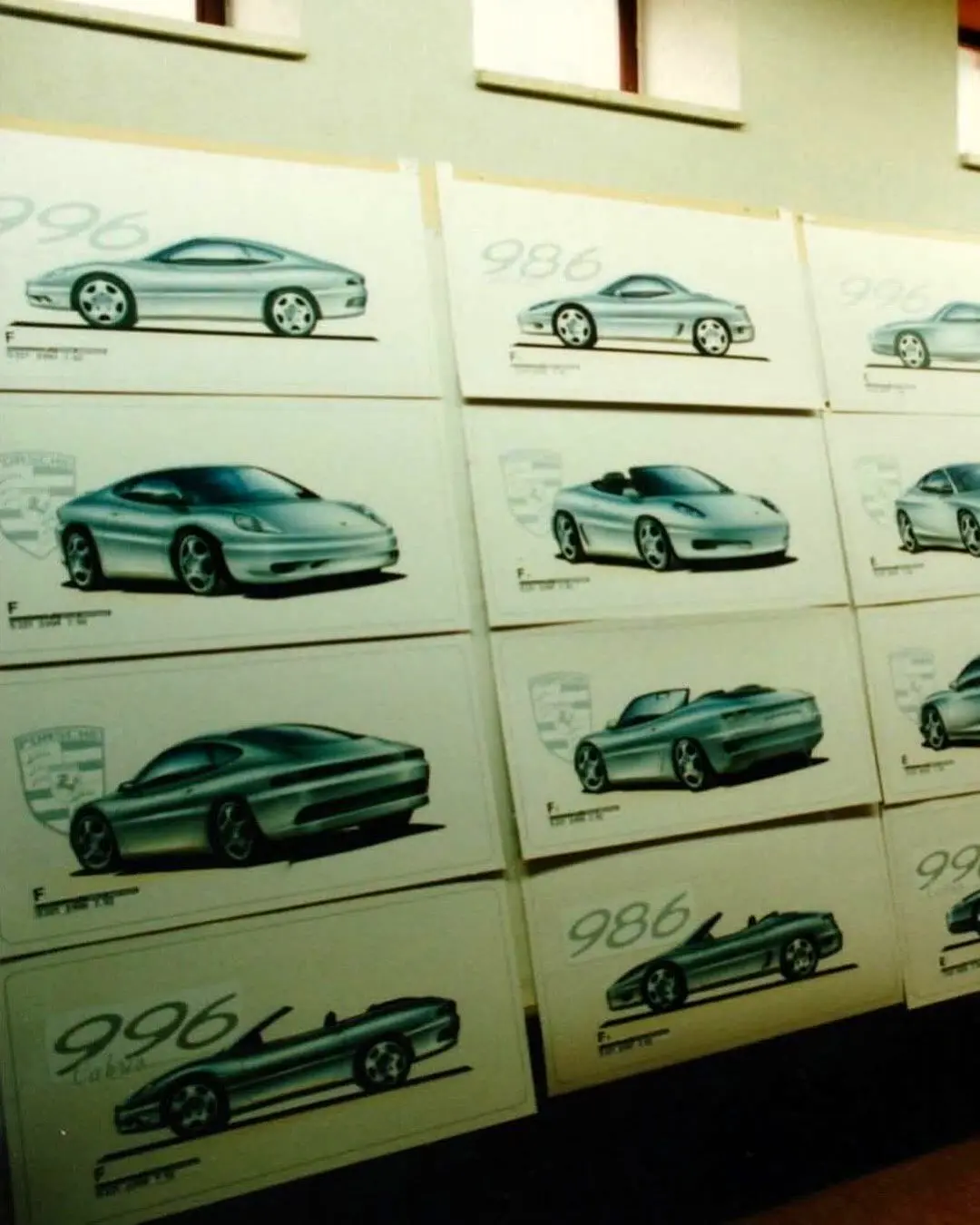 تصویری از طرح‌های پیشنهادی شرکت طراحی برتونه برای خودروهای اسپرت پورشه ۹۱۱ (کد ۹۹۶) و پورشه باکستر (کد ۹۸۶) مربوط به سال ۱۹۹۲؛ این طرح‌ها نمایانگر تلاش پورشه برای صرفه‌جویی در هزینه‌ها از طریق اشتراک‌گذاری قطعات بین دو مدل در دوران بحران مالی هستند.