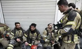 تلاش نفسگیر 200 آتش نشان برای مهار حریق در ساختمان بهار