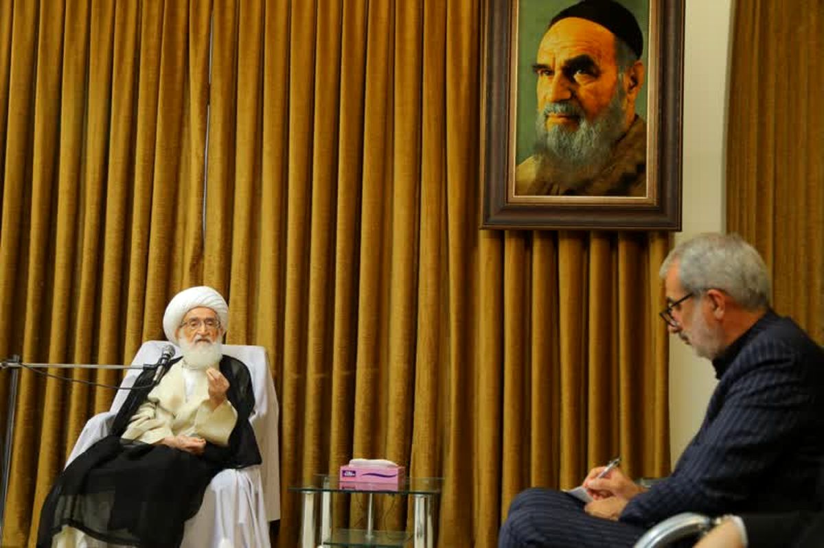 نوری همدانی: امروز مردم با «گرانی» و «سختی معیشت» رو به رو هستند/ جامعهای که گرفتار «فقر و بی عدالتی» است، هرگز پیشرفت نمیکند
