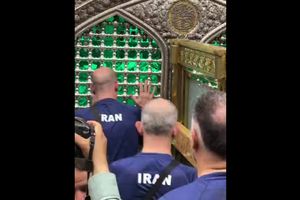 سرمربی ایتالیایی تیم ملی والیبال در کنار ضریح امام رضا (ع)/ ویدئو 