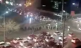 زیرگیری مأموران ضدشورش با پژو در میدان هفت‌تیر مشهد/ ویدئو