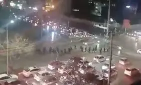 زیرگیری مأموران ضدشورش با پژو در میدان هفت‌تیر مشهد/ ویدئو