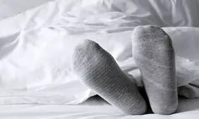 با جوراب خوابیدن خوب است یا بد؟