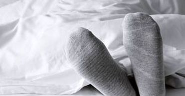 با جوراب خوابیدن خوب است یا بد؟