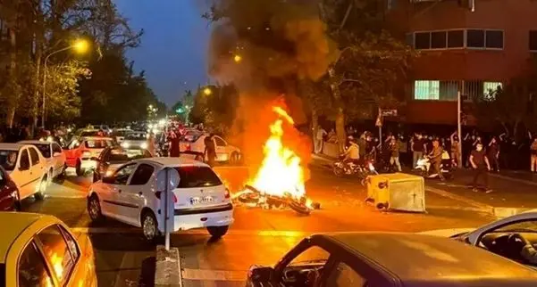 گزارش‌ها از تجمعات اعتراضی امروز / ۳ کشته در اغتشاشات لرستان / دستگیری یک نفر با کلت کمری در خرم‌آباد / شناسایی باند اغتشاش در البرز