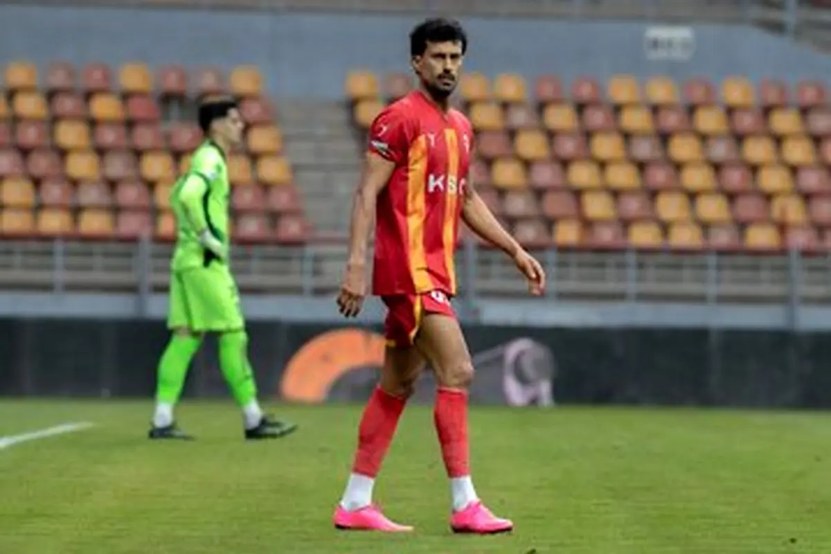 رامین رضاییان بالاتر از کل ترکیب استقلال/ عکس