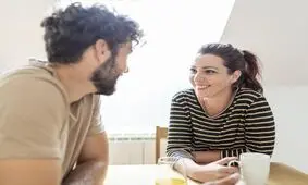 ۵ نشانه که یک نفر واقعاً دوست تان دارد