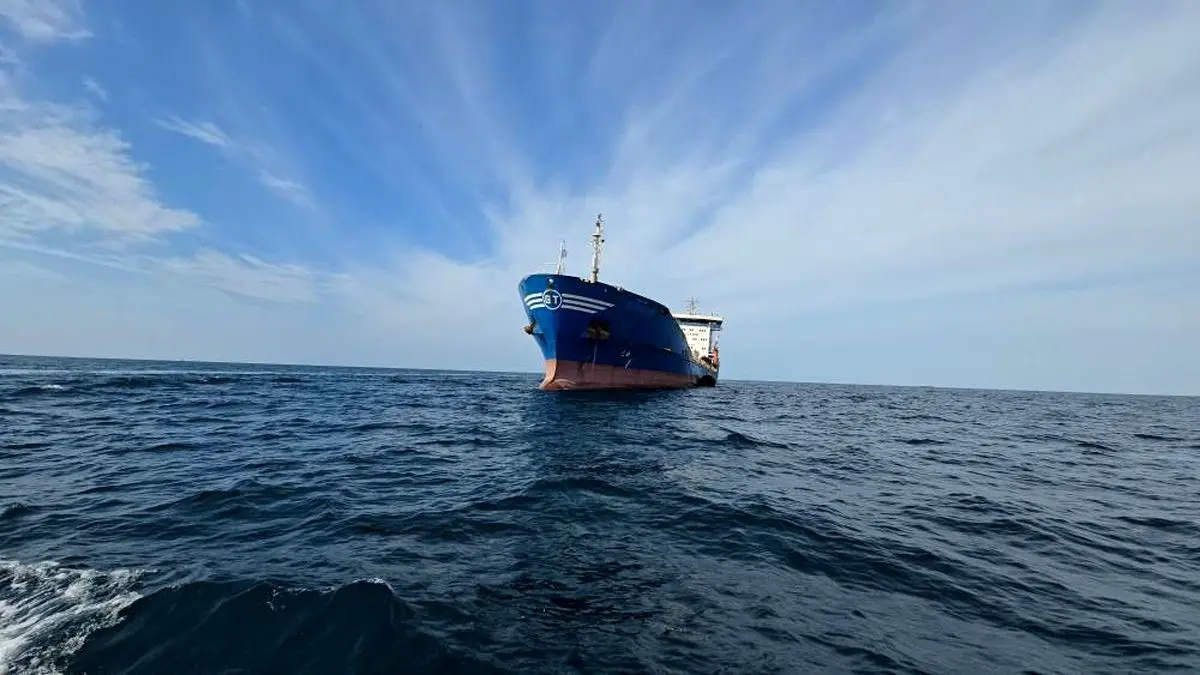 یک فروند کشتی نفتکش حامل ۶ میلیون لیتر گازوئیل قاچاق در سواحل دریای عمان توقیف شد/ این کشتی ۱۸ خدمه از اتباع کشور‌های هند، سریلانکا و بنگلادش دارد