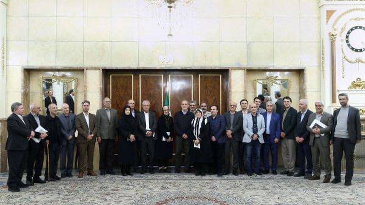 پزشکیان: بدون رسیدن به وفاق نمیشود در جامعه تغییر ایجاد کرد/ توسعه مستلزم احترام به فرهنگ جامعه است، اگر فرهنگ جامعه را مسخره کنیم دیگر امکان تغییر و تفاهم وجود نخواهد داشت