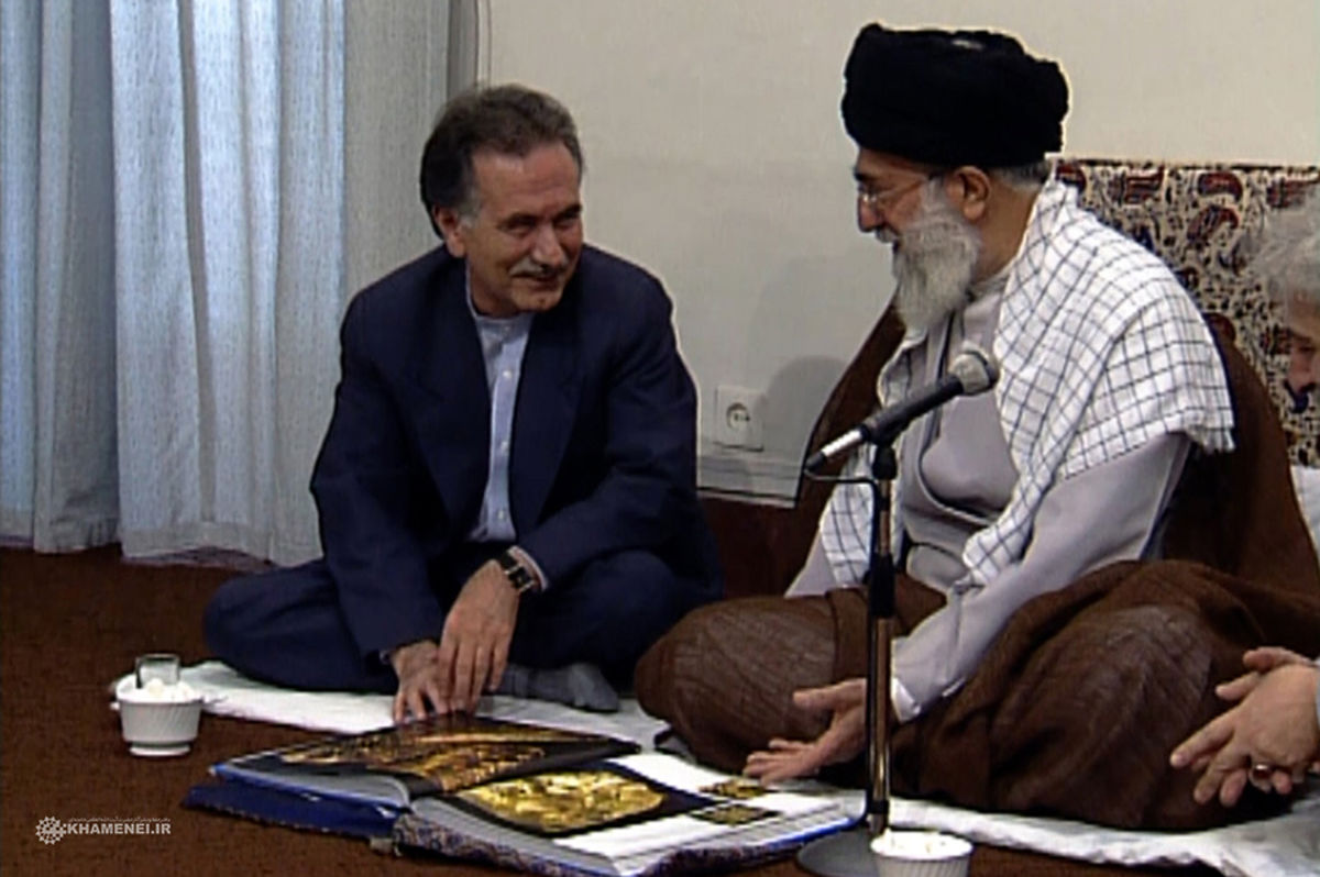 گل آقا؛ نمونه طنزپرداز متعهد/ ویدئویی از دیدار حضرت آیتالله خامنهای با کیومرث صابریِ فومنی