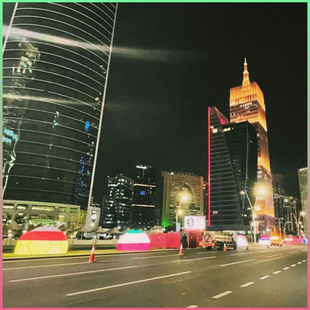 پرچم ایران در خیابان های قطر/ عکس