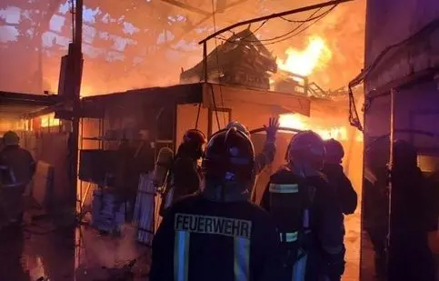 آتش به جان انبار چوبی در مشهد افتاد/ ویدئو