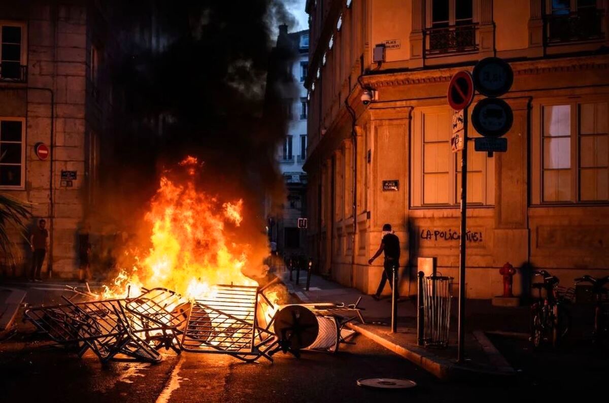 چرا فرانسه از شورش‌های گسترده در حال سوختن است؟

