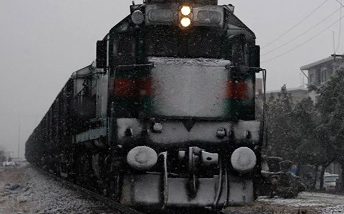 طوفان حرکت قطار زاهدان- تهران را لغو کرد