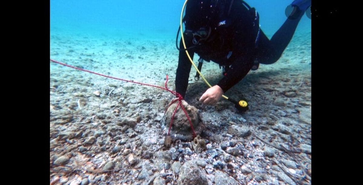  سنگ عجیب کشف شده در کف دریا «کلاه‌خود» از آب درآمد