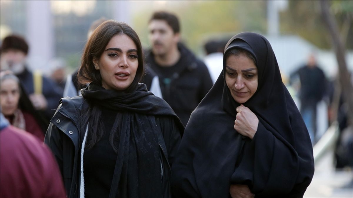  حجاب و پیامک هایی که کسی گردن نمی گیرد 