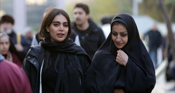 حجاب و پیامک هایی که کسی گردن نمی گیرد
