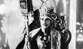 سفر در زمان؛ «ژست مقامات دربار و تیمورتاش در کنار تاج رضاخان»؛ سال 1305