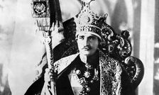 سفر در زمان؛ «ژست مقامات دربار و تیمورتاش در کنار تاج رضاخان»؛ سال 1305