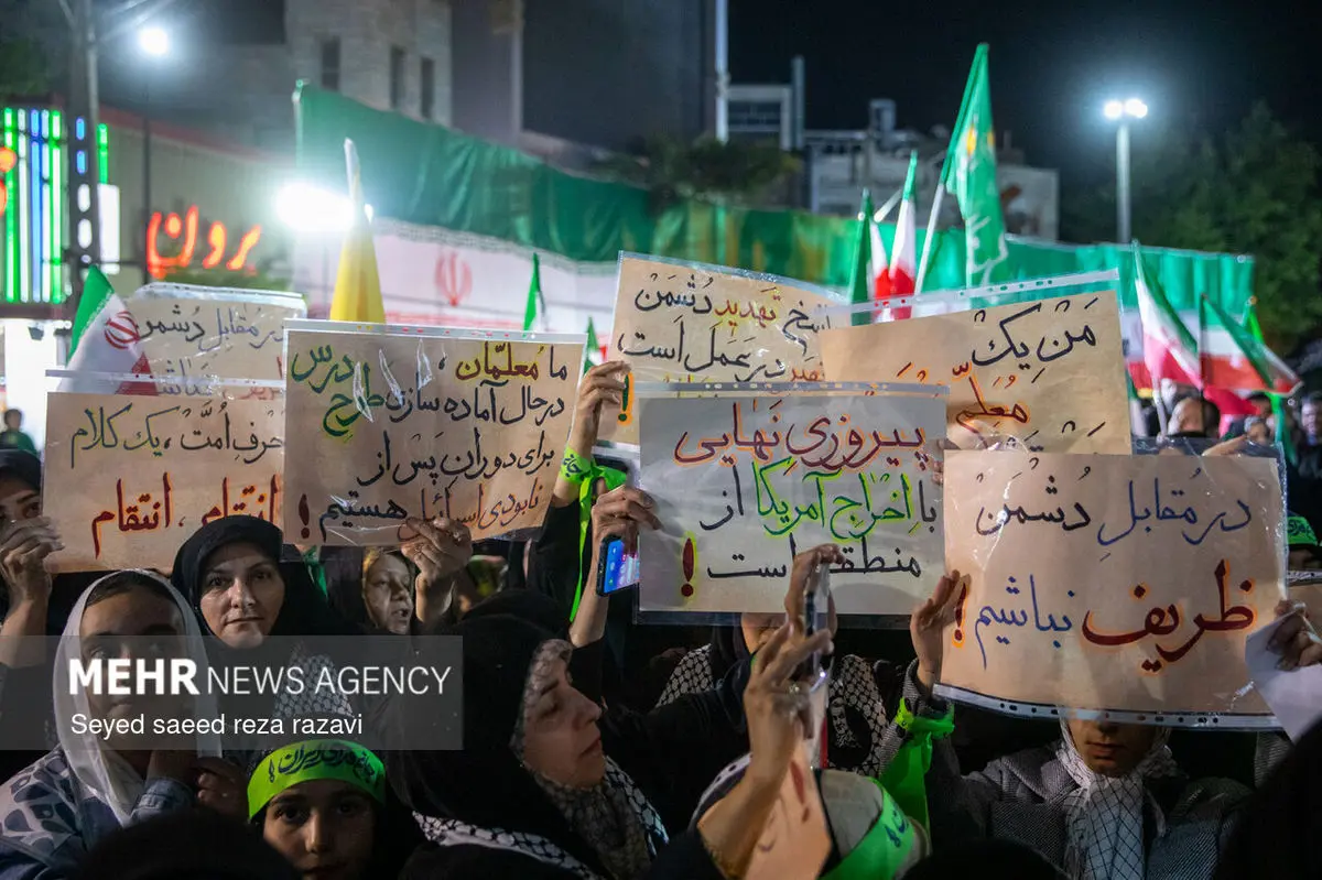 روی پلاکاردهای تجمعات خیابانی، خبرهای دروغ و تحلیل‌های تزریق‌شده از اتاق عملیات دشمن دیده می‌شود/ برخی از «انجام تکلیف برای ایران» رسیده‌اند به «تعیین تکلیف برای وطن»