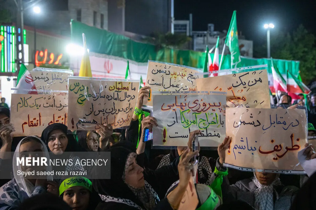 روی پلاکاردهای تجمعات خیابانی، خبرهای دروغ و تحلیل‌های تزریق‌شده از اتاق عملیات دشمن دیده می‌شود/ برخی از «انجام تکلیف برای ایران» رسیده‌اند به «تعیین تکلیف برای وطن»