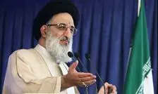 امام جمعه کرج: مشکلات معیشتی و گرانی نباید بهانه‌ای برای تجویز سازش و عقب‌نشینی باشد/ ملت ایران اهل مبارزه است و زیر بار ذلت نمی‌رود