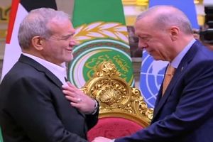 حواشی یک تصویر؛ چرا احترام گذاشتن پزشکیان به اردوغان جنجال‌ساز شد؟

